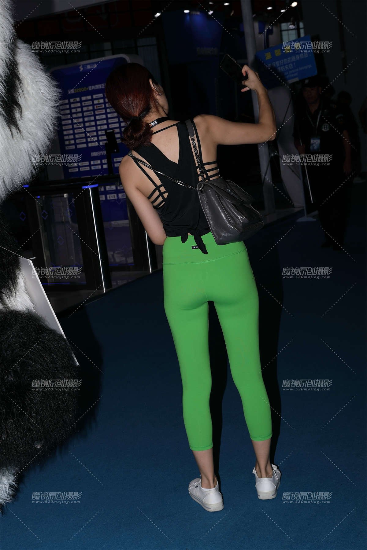 图片[2]-性感紧身裤美女-日更街拍