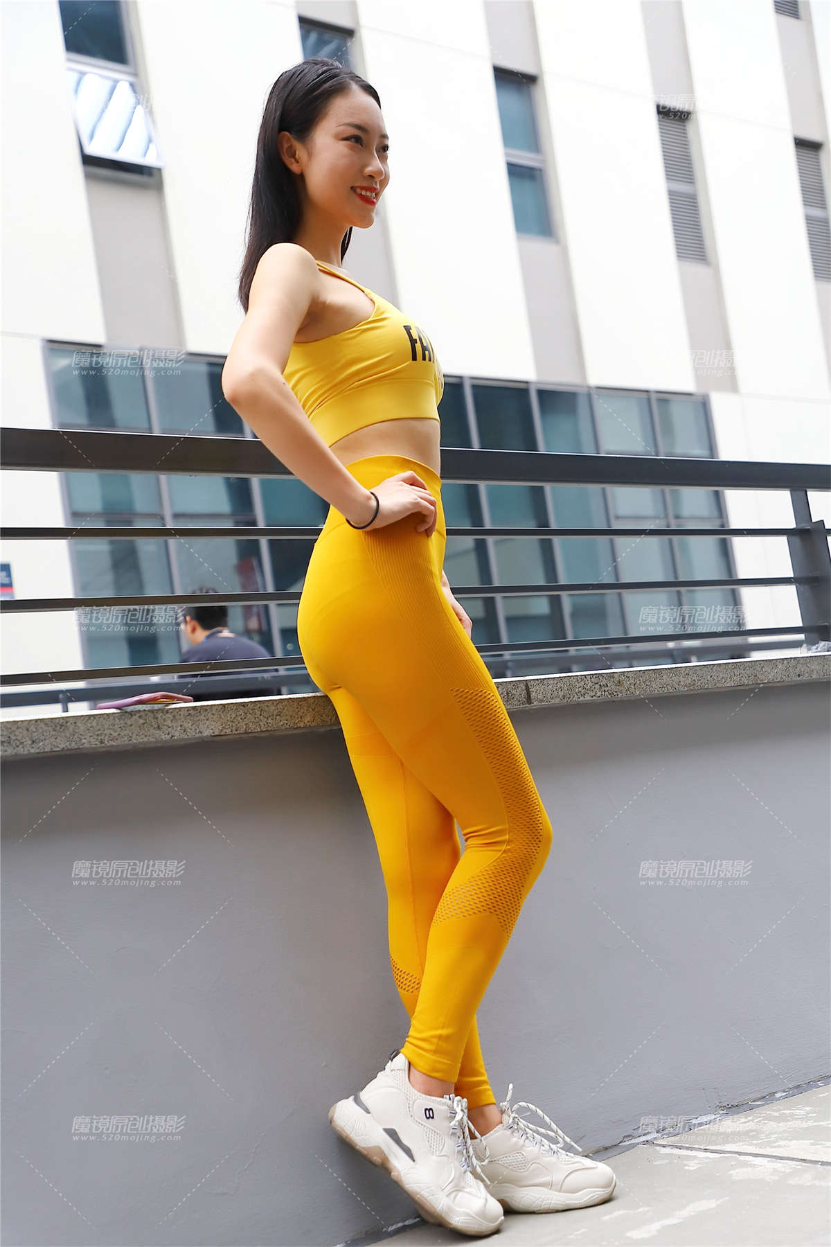 健身黄衣美女1-日更街拍