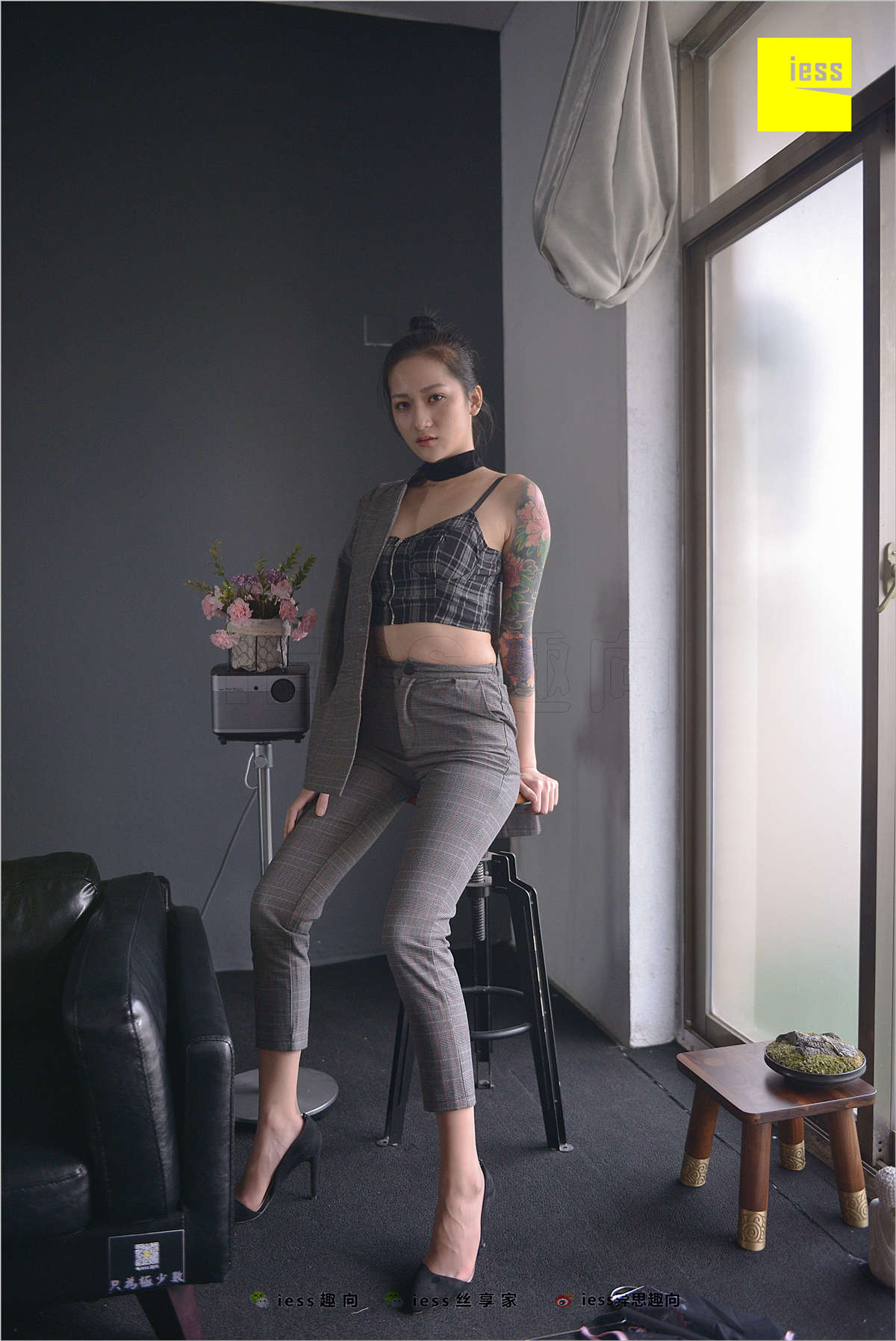 图片[2]-IESS异思趣向 丝足便当241期：短网袜、长裤与职场 潇潇-日更街拍