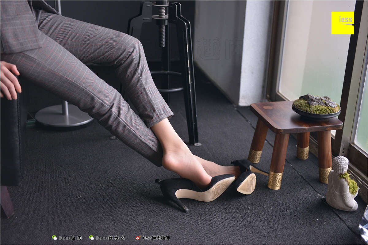 IESS异思趣向 丝足便当241期：短网袜、长裤与职场 潇潇-日更街拍