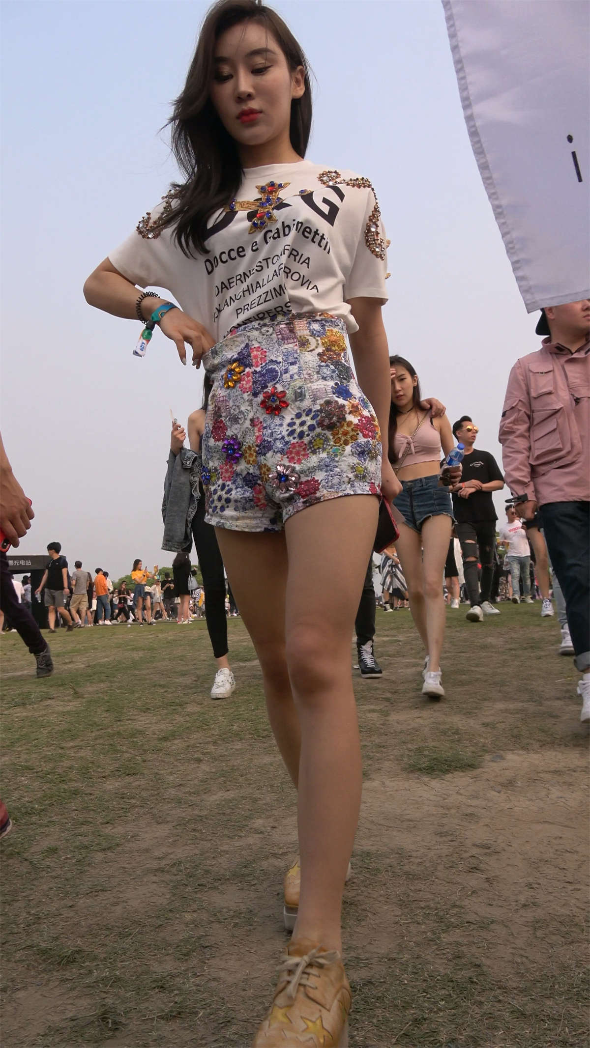 图片[2]-性感美腿花裤子美女-日更街拍