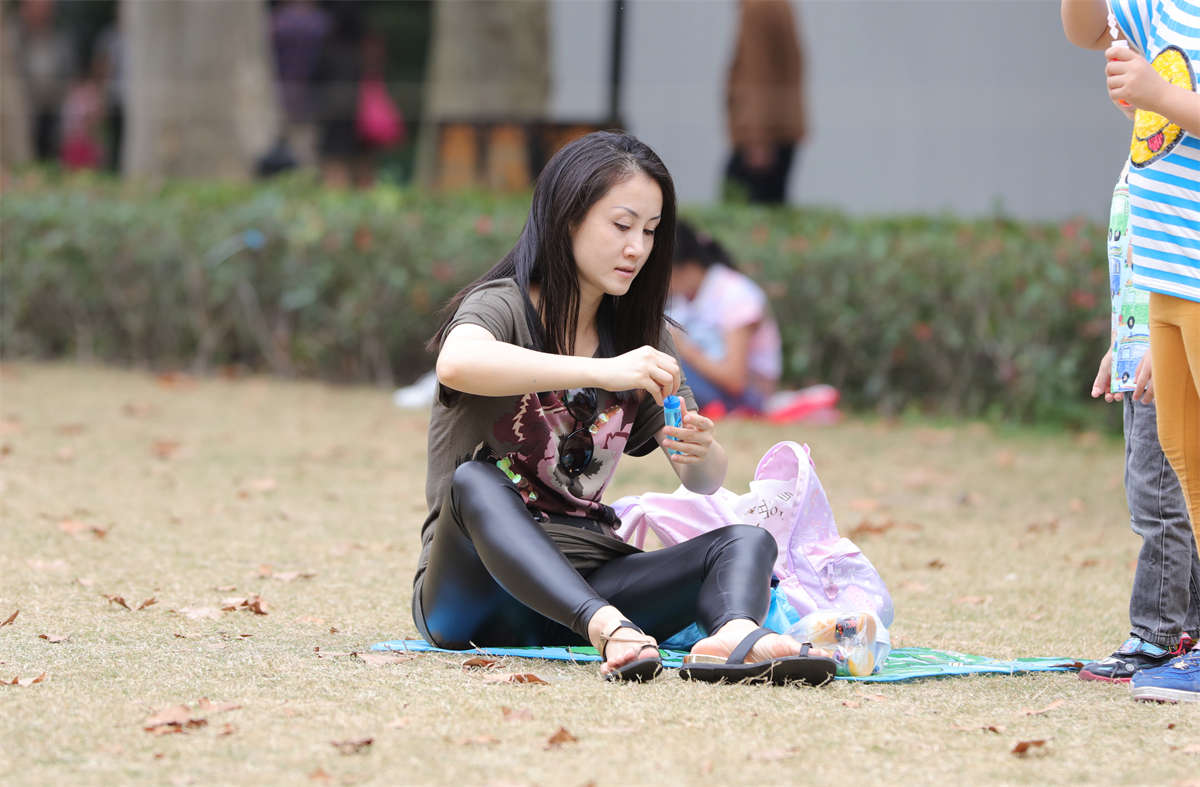 踏青公园街拍系列No.766 气质型美少妇，不管素颜还是墨镜都很带味-日更街拍