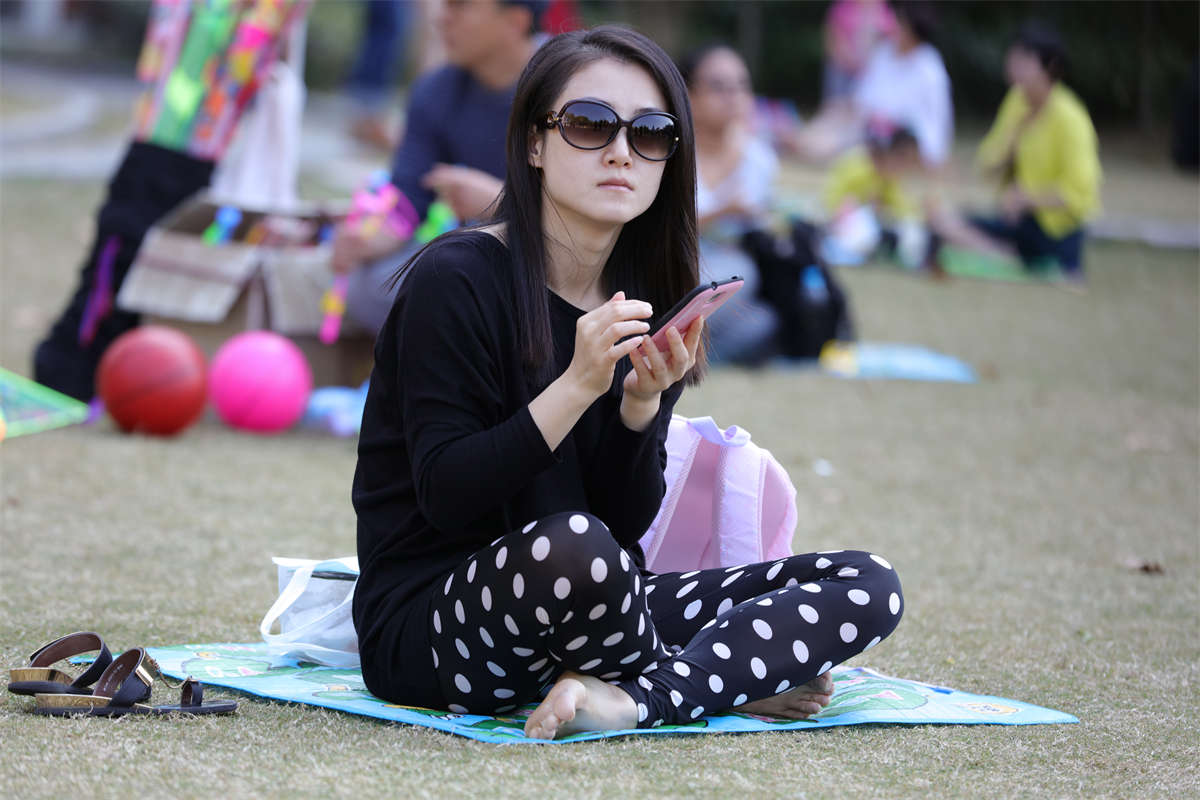 图片[2]-踏青公园街拍系列No.766 气质型美少妇，不管素颜还是墨镜都很带味-日更街拍