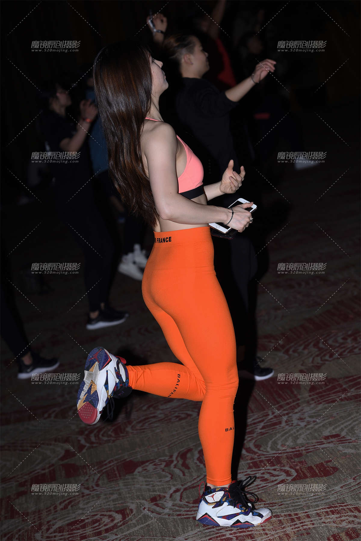 【咔喳赛帖】惹人注意的橙色-日更街拍