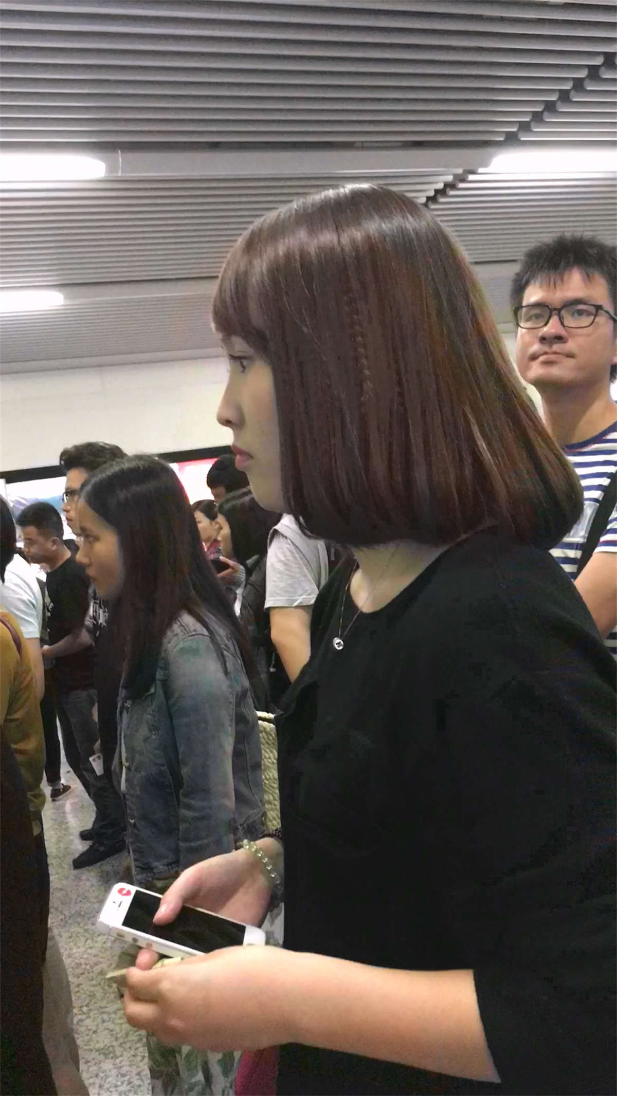 地铁站极品性感白裤大美女-日更街拍