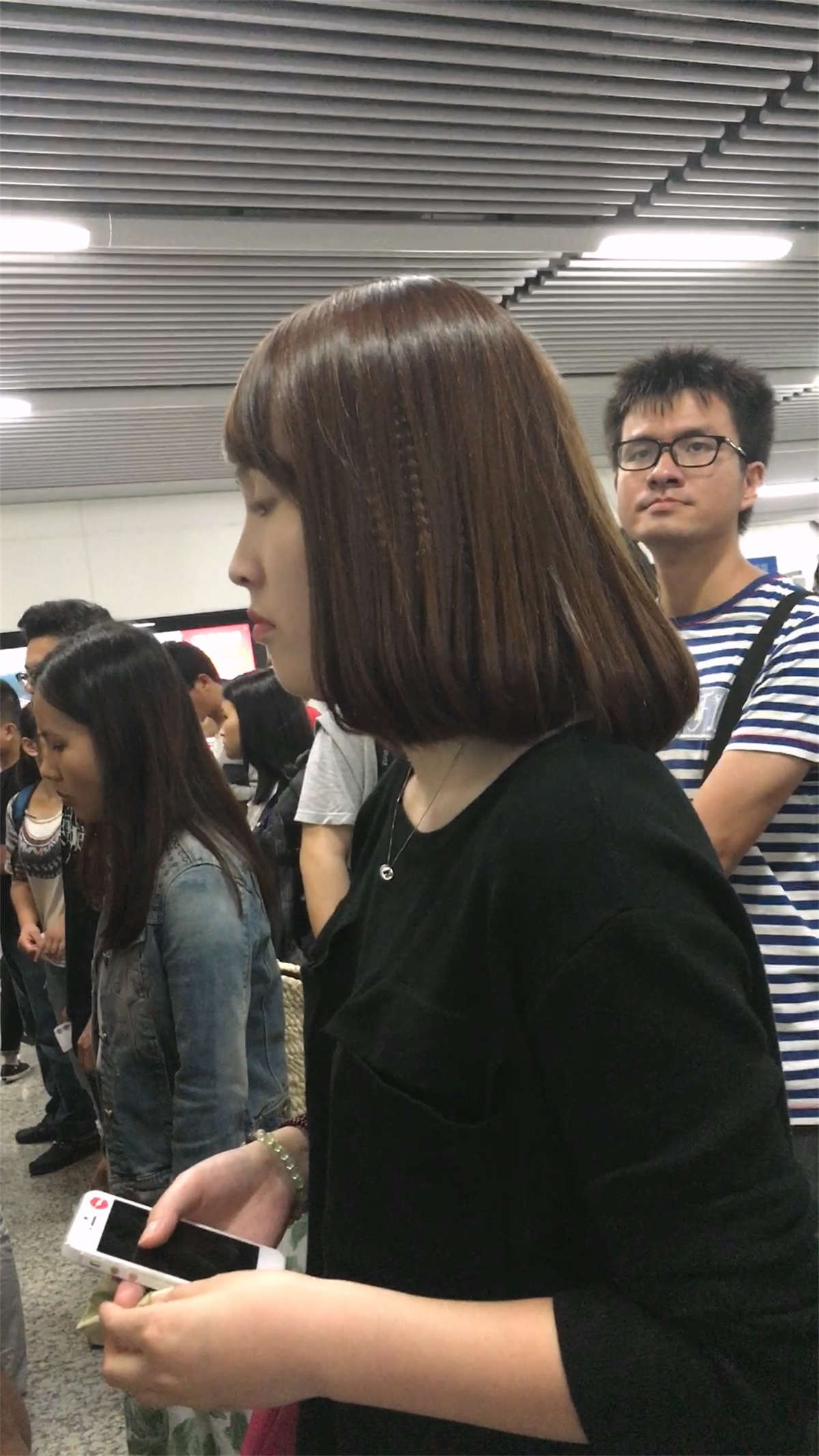 图片[2]-地铁站极品性感白裤大美女-日更街拍