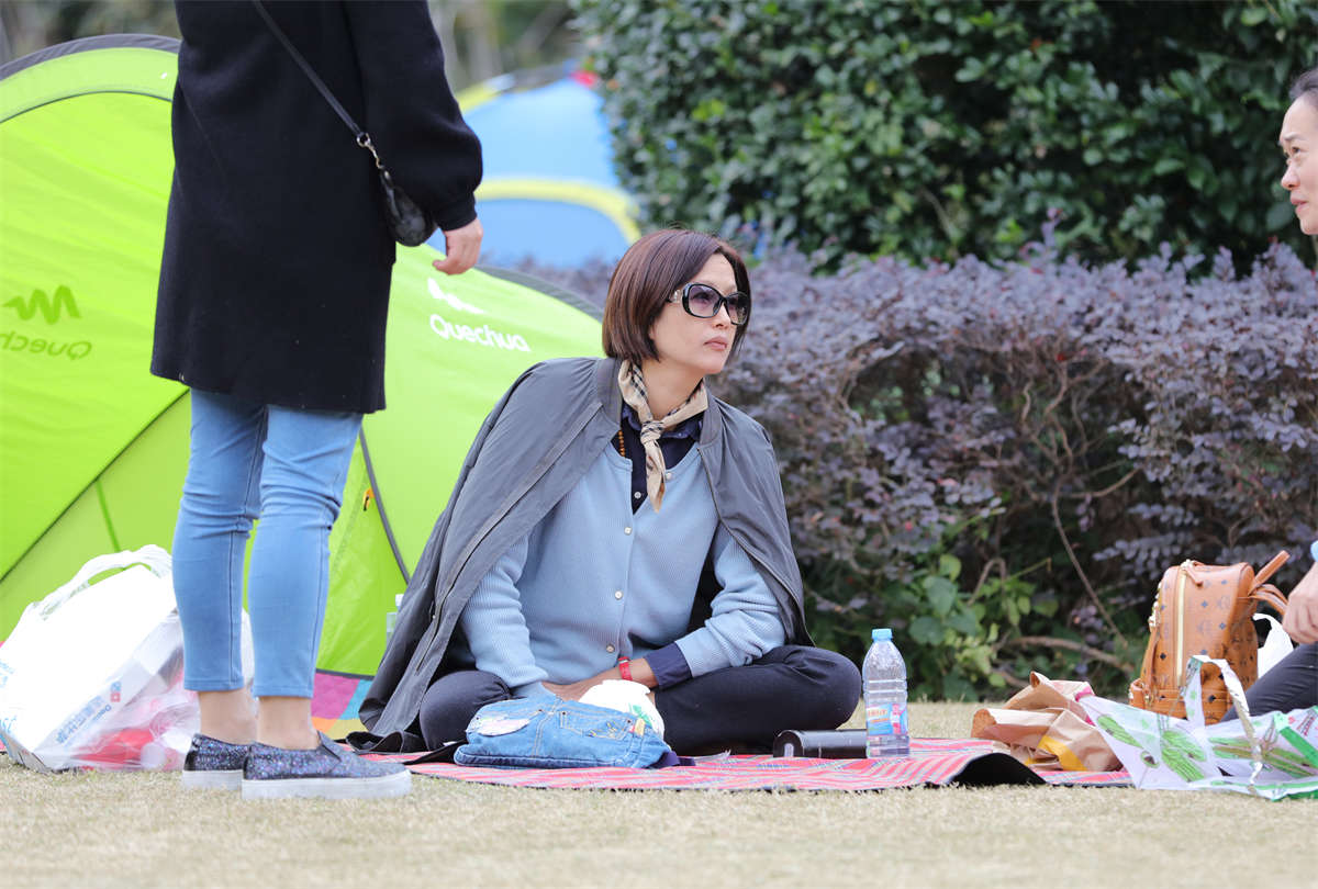 图片[2]-踏青公园街拍系列No.1698 丝好脚好活好，脱了鞋能做的动作基本到齐 第2套-日更街拍