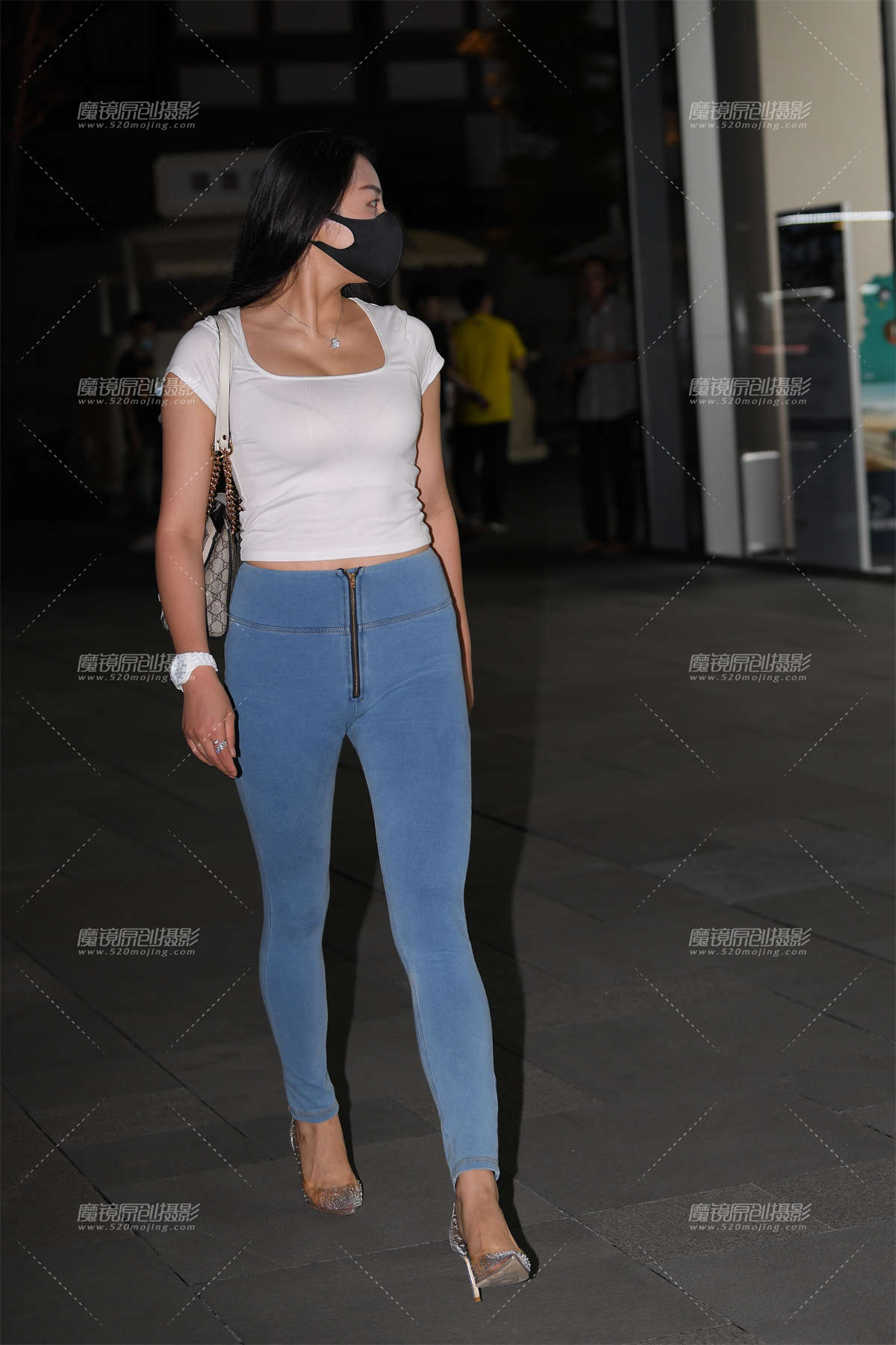 蜜桃裤长腿美女-日更街拍