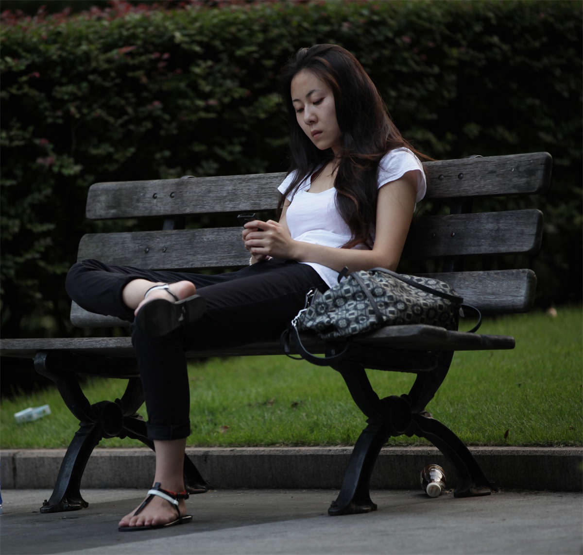 图片[2]-踏青公园街拍系列No.923 再好看的女孩也有吵架后独坐长椅的时候-日更街拍