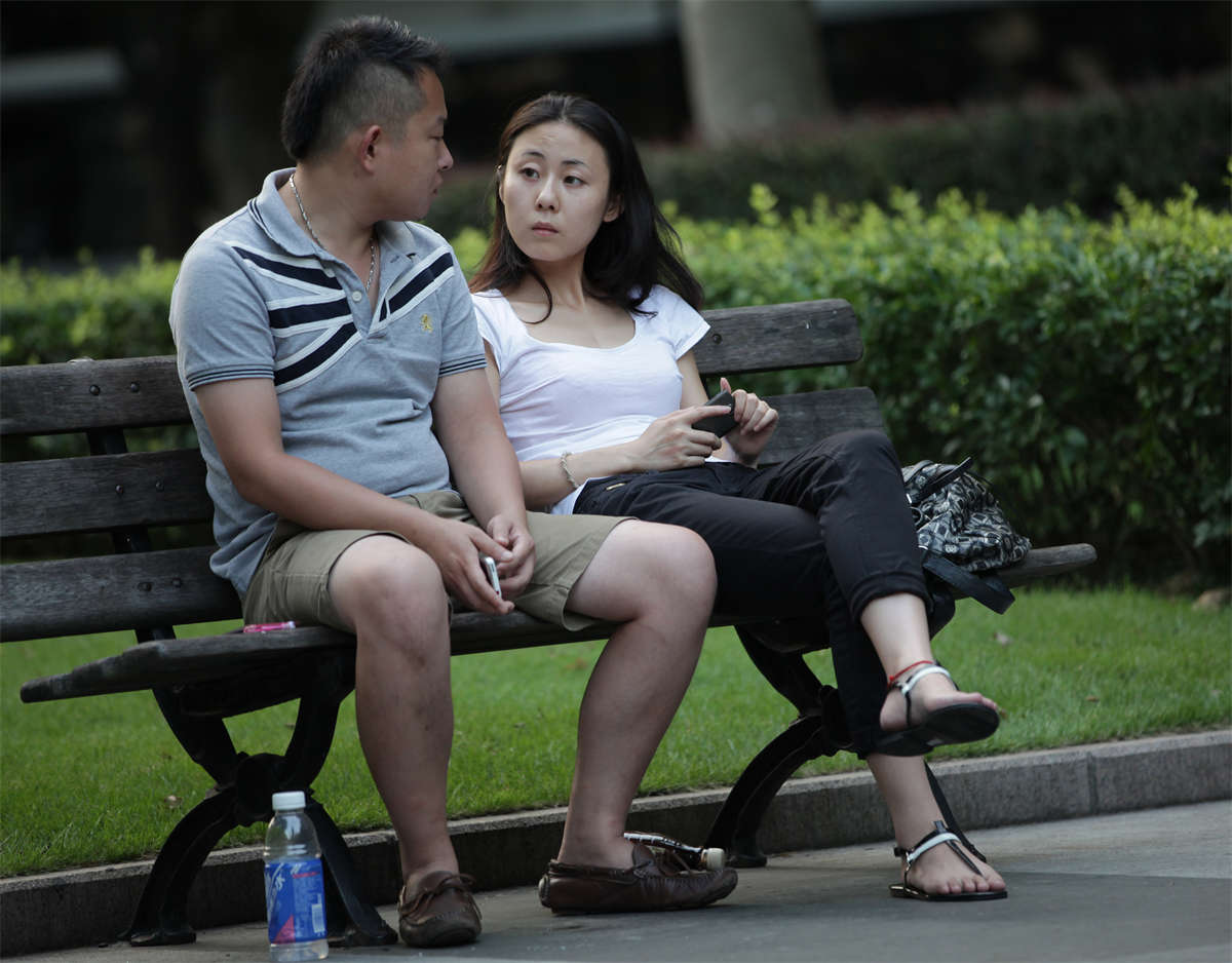 踏青公园街拍系列No.923 再好看的女孩也有吵架后独坐长椅的时候-日更街拍