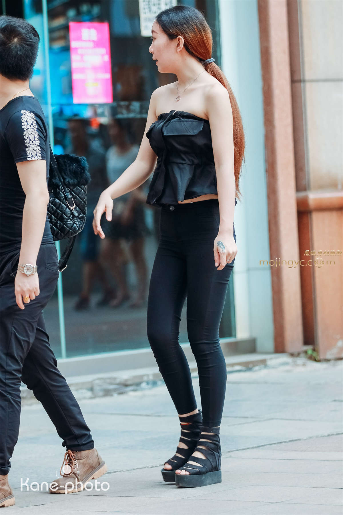 苗条的抹胸紧身长腿-日更街拍
