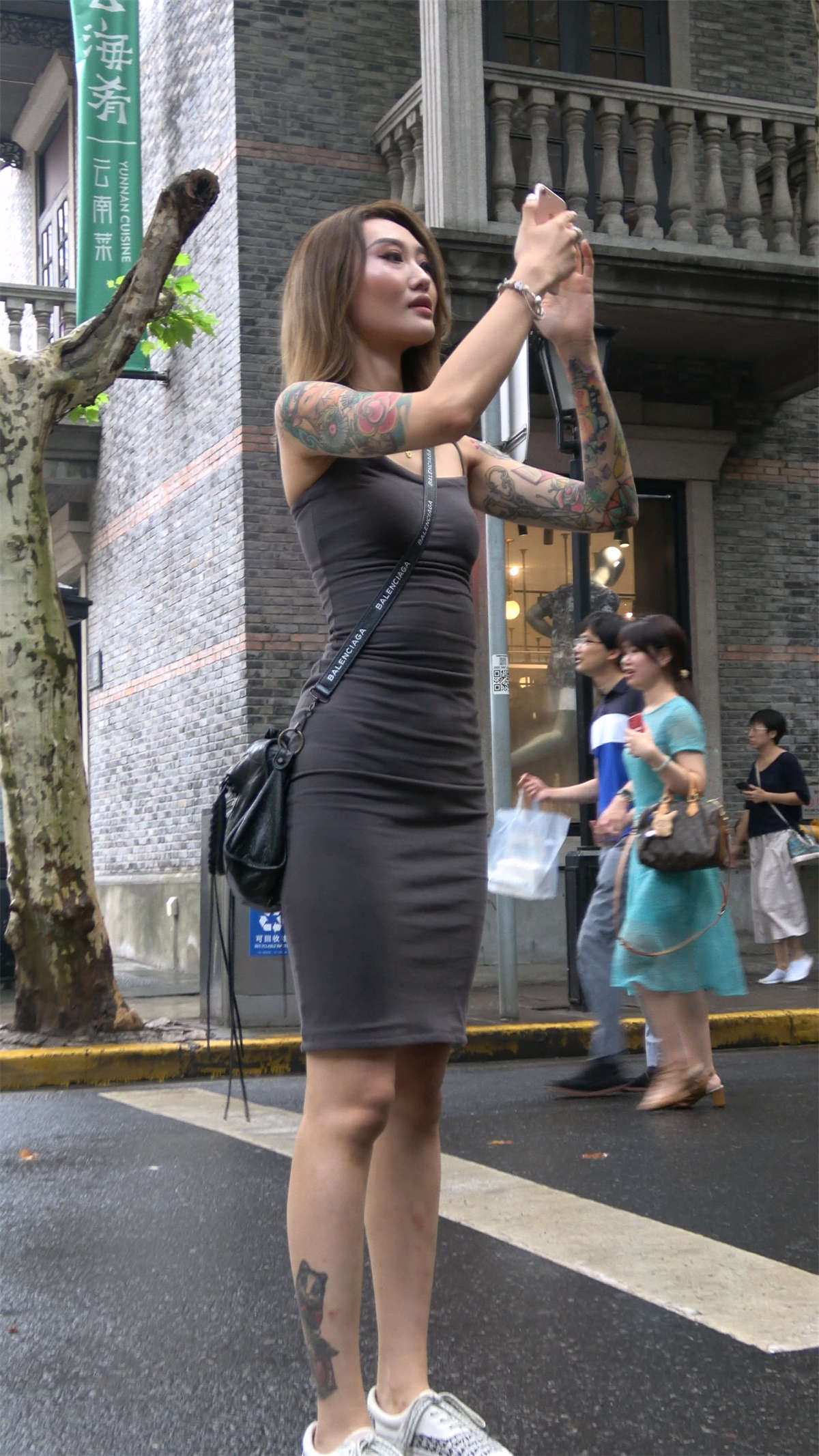 图片[2]-灰色吊带裙纹身妹-日更街拍