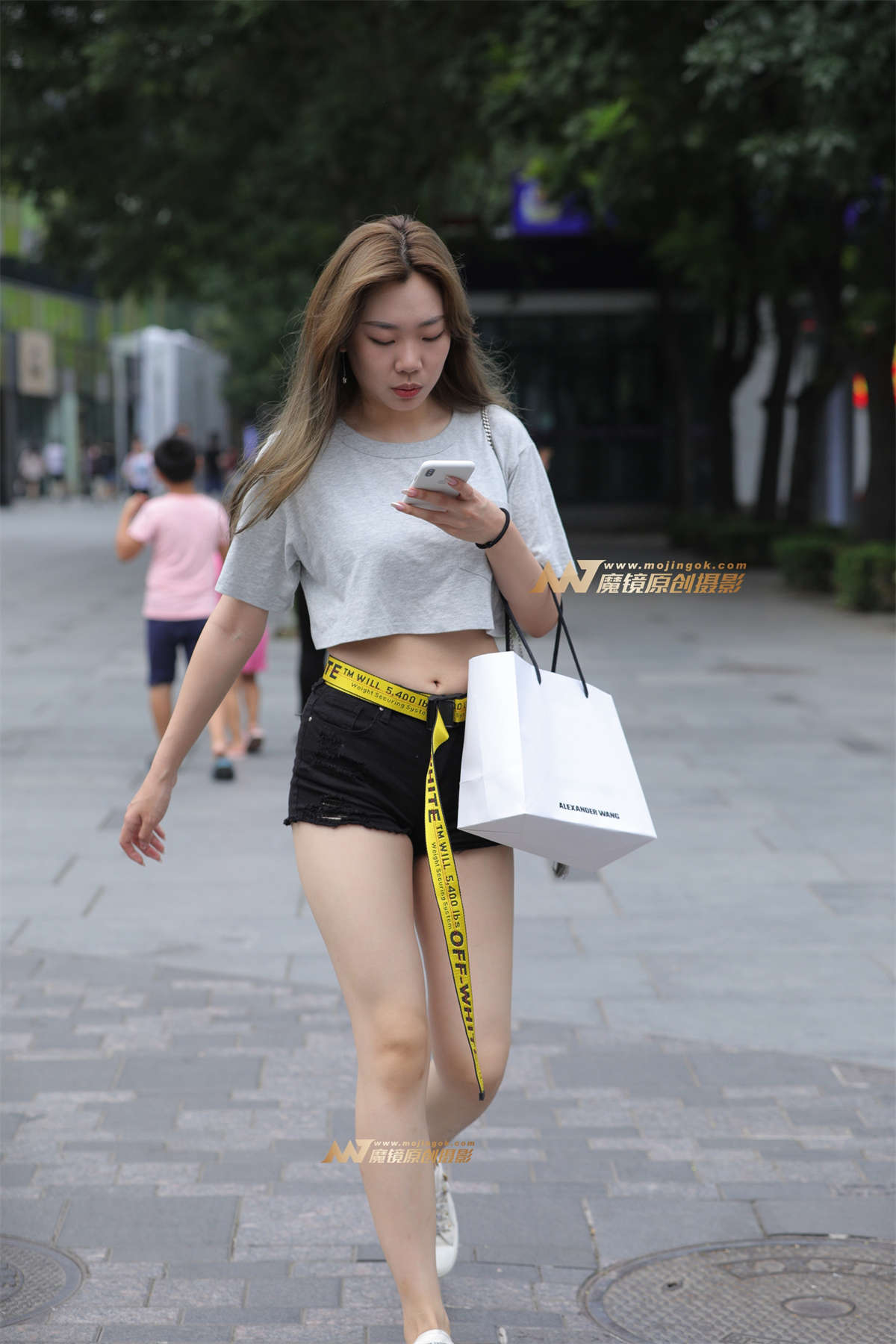 性感 露腰，月牙热裤 美眉-日更街拍