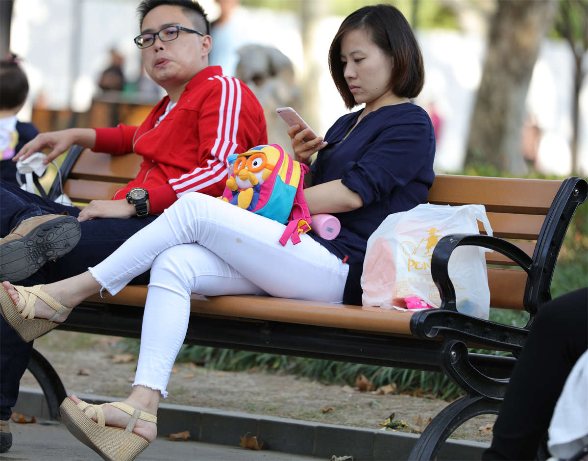 踏青公园街拍系列No.767 气质少妇的一双好脚被束缚在坡跟凉鞋中-日更街拍