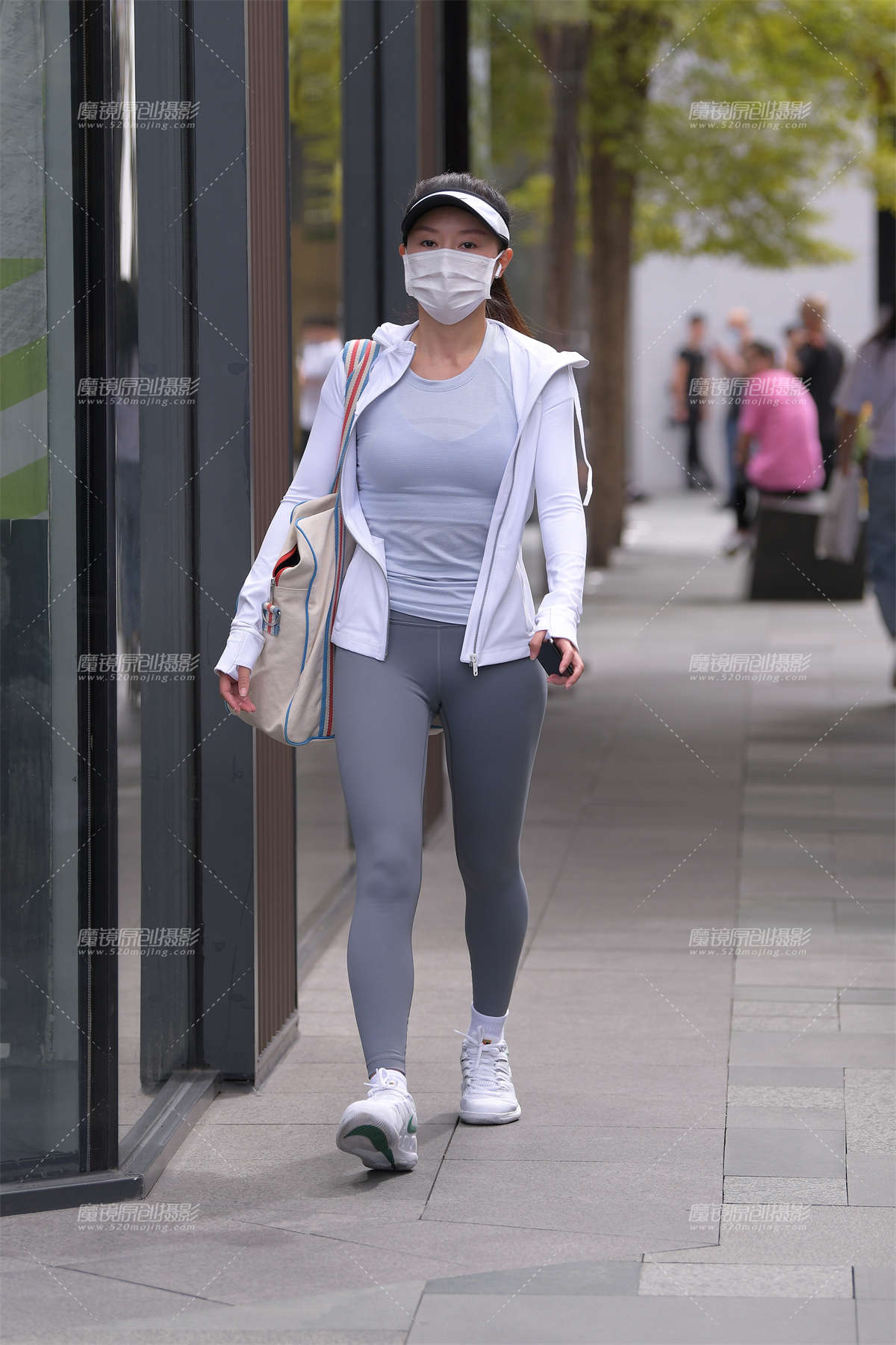 浅灰色紧身裤-日更街拍