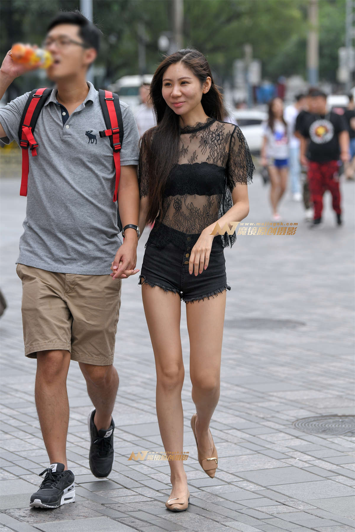 【久久赛帖】超短热裤长腿小月牙-日更街拍