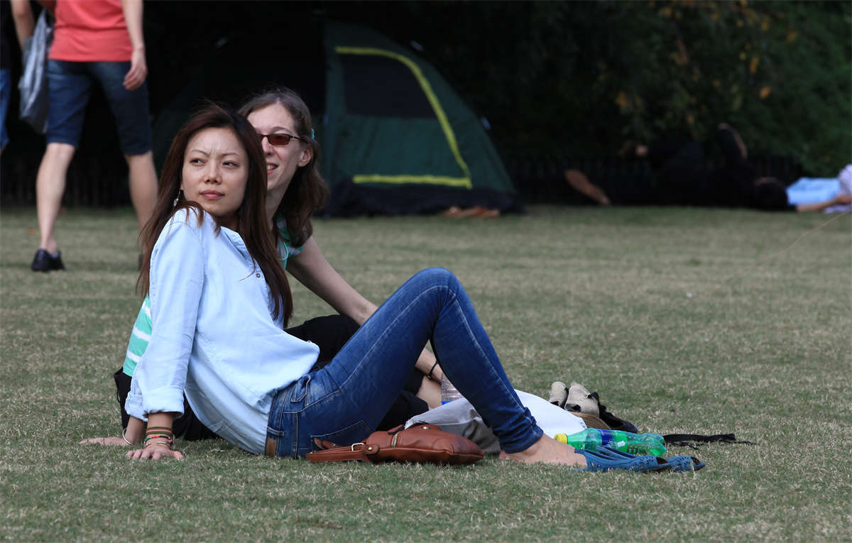 踏青公园街拍系列No.64 街拍图啥？就图美女脱鞋再摆几道POSE-日更街拍