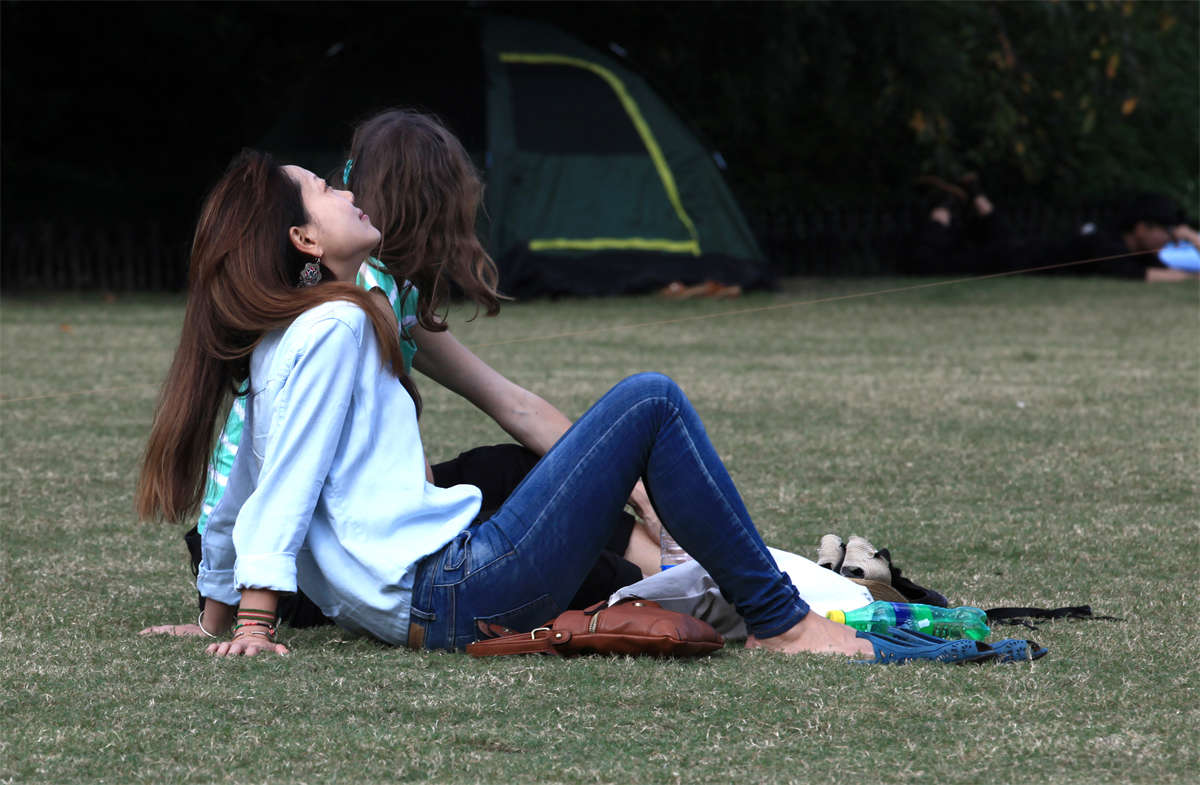 图片[2]-踏青公园街拍系列No.64 街拍图啥？就图美女脱鞋再摆几道POSE-日更街拍