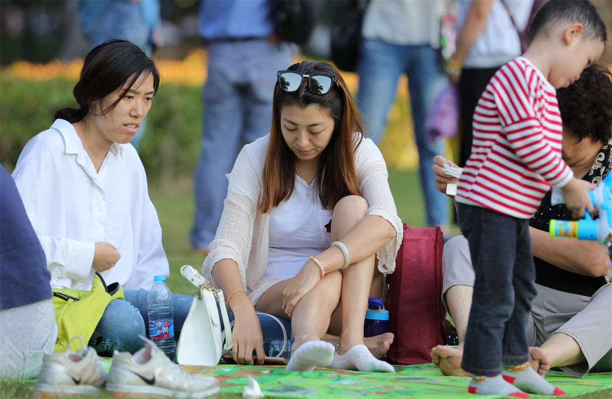 图片[2]-踏青公园街拍系列No.1699 完美无缺的女神足从白袜中脱出，谁还可以心静如水 第1套-日更街拍