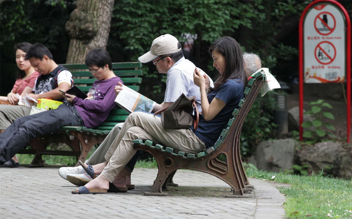 图片[2]-踏青公园街拍系列No.924 冷艳矜持，但没想到足底还是失守-日更街拍