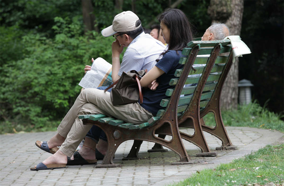 踏青公园街拍系列No.924 冷艳矜持，但没想到足底还是失守-日更街拍