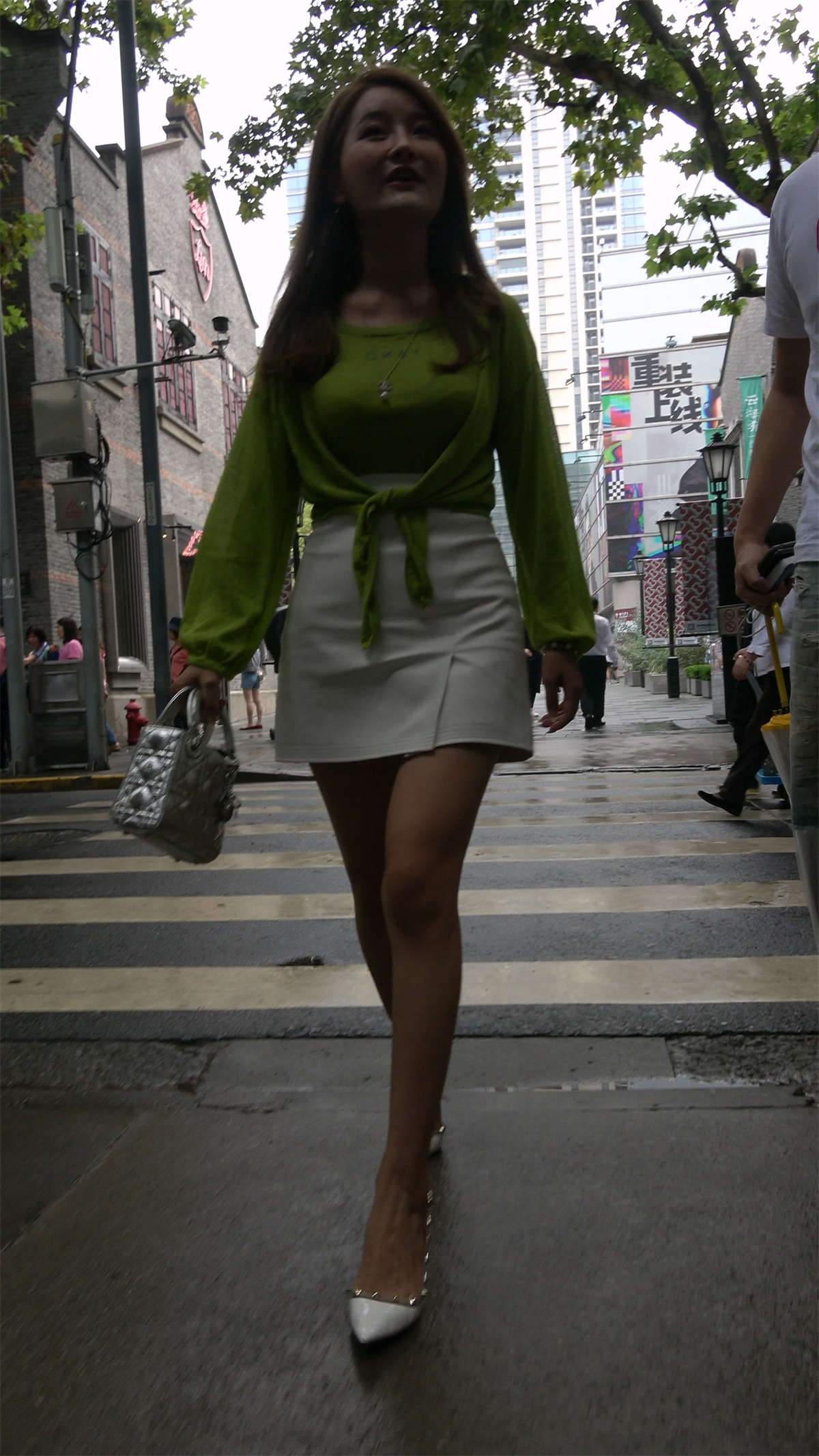 白色短裙高跟美腿美女-日更街拍
