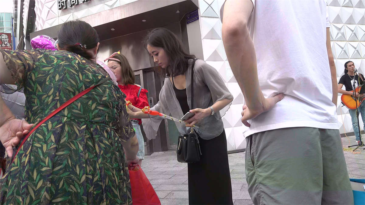 图片[2]-苗条美足MM-日更街拍