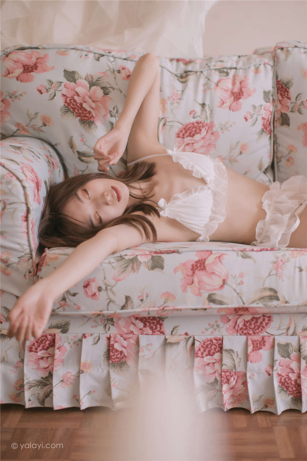 图片[2]-YALAYI雅拉伊 NO.784 花香的午后 佳佳-日更街拍