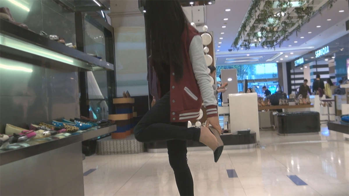 图片[2]-脚好看就是要折腾，丝袜裸足都得尝试-日更街拍