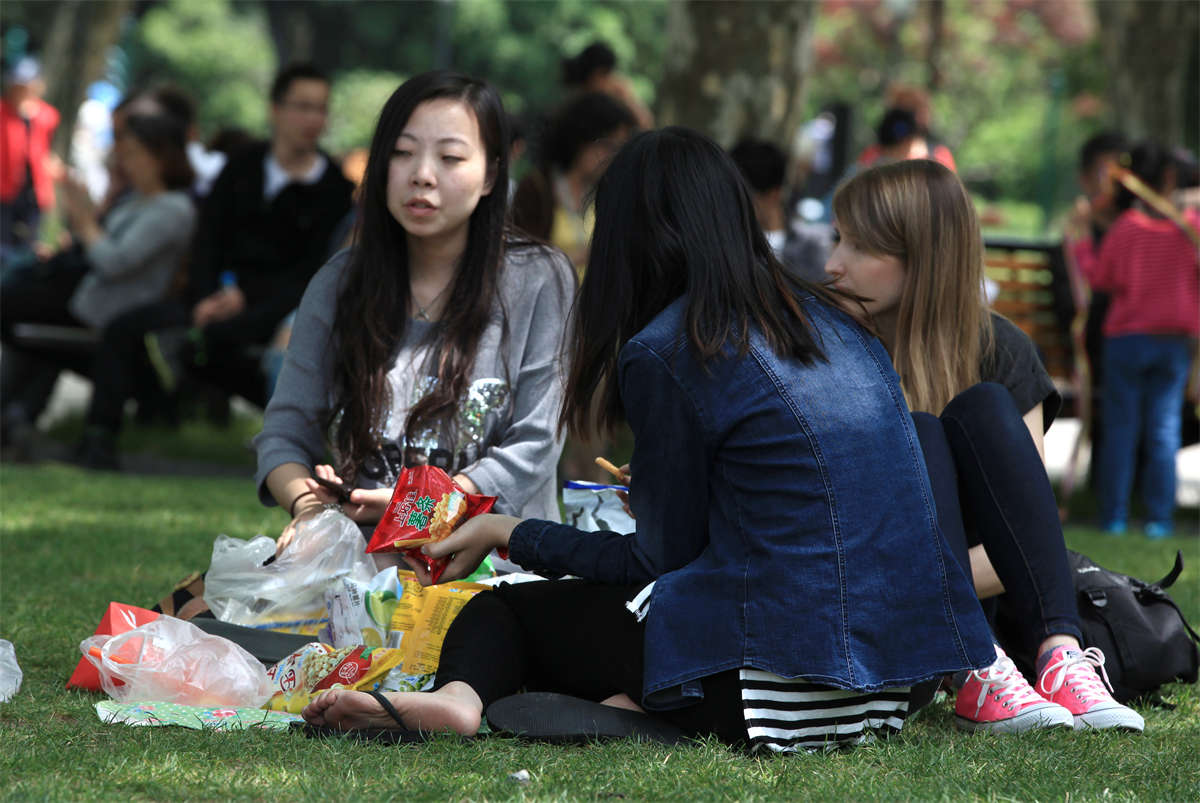 踏青公园街拍系列No.768 气质忧郁的大学女生，鞋未离脚但依然脚心全露-日更街拍