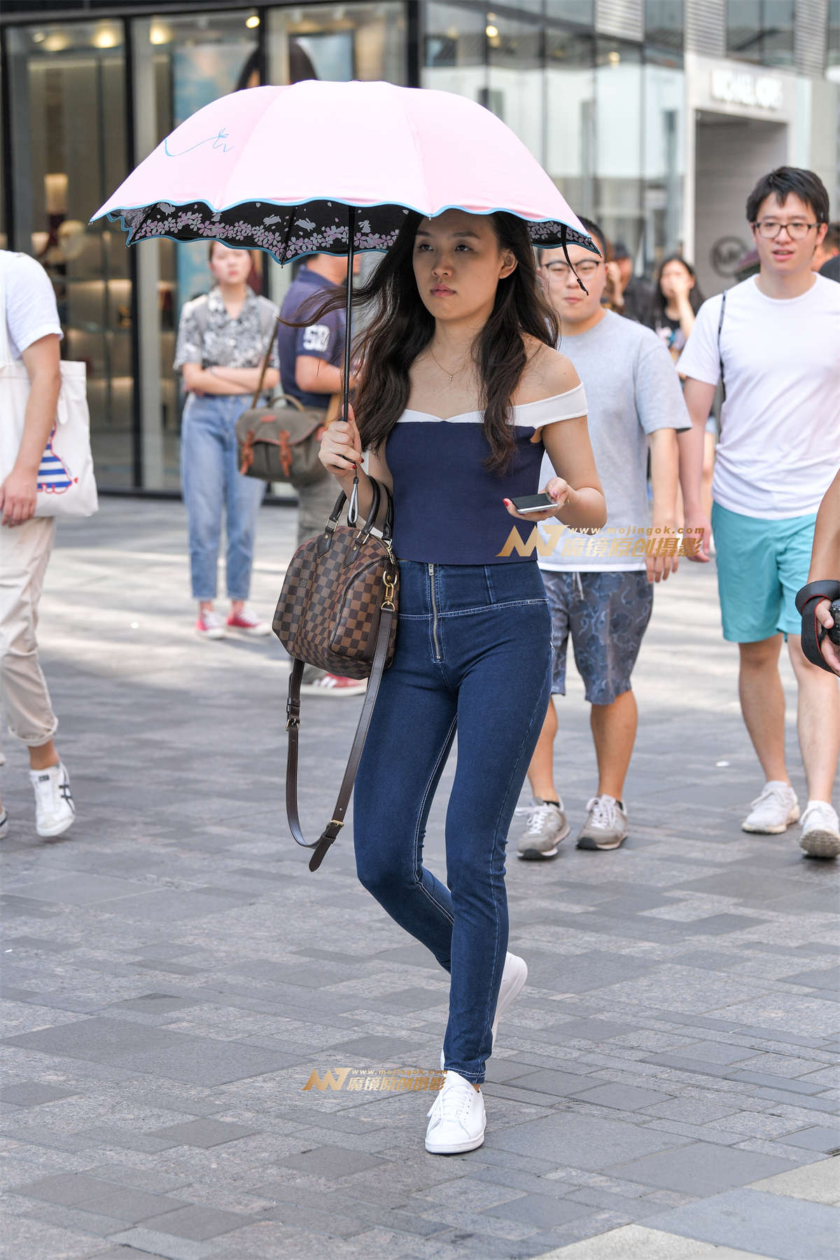 【久久赛帖】打伞蜜桃裤美女-日更街拍