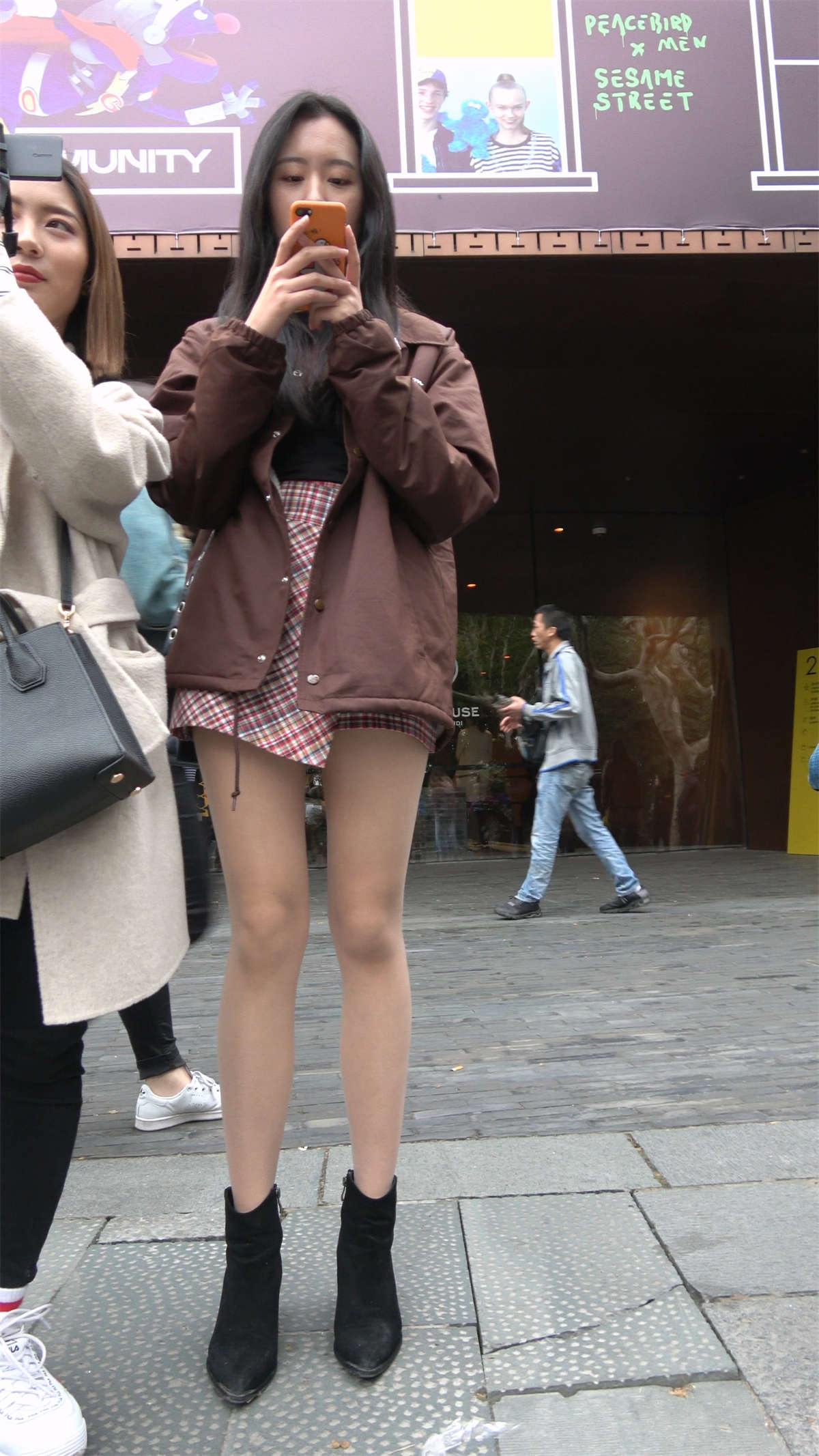 性感的丝袜美腿美女-日更街拍