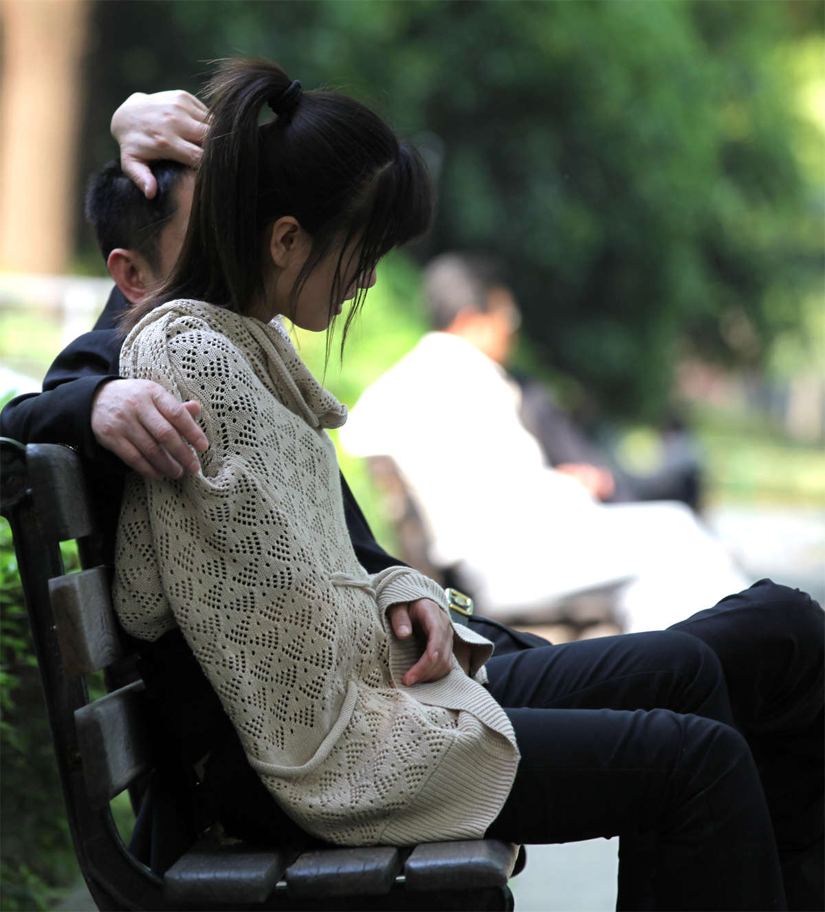 图片[2]-踏青公园街拍系列No.925 坐着坐着忽然就把鞋脱了盘腿上了长椅-日更街拍