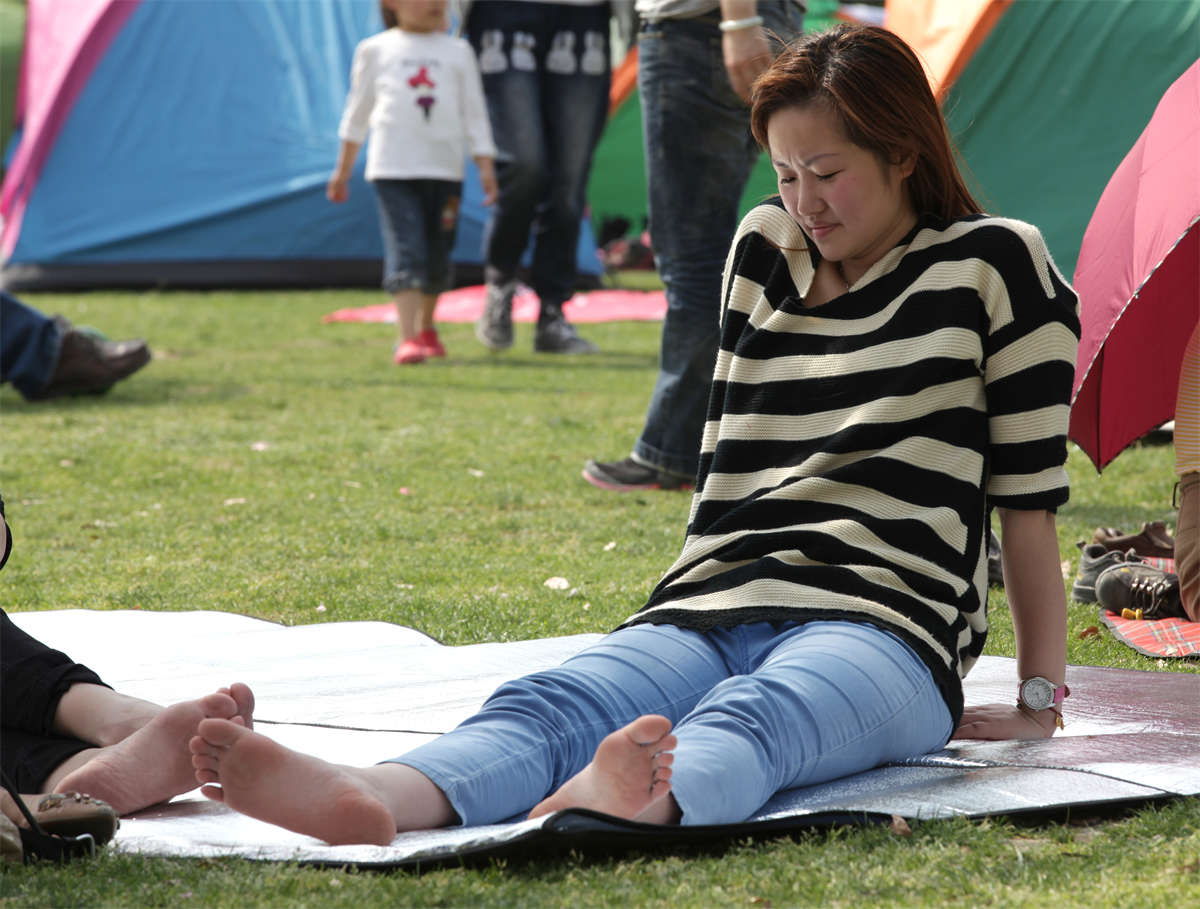 图片[2]-踏青公园街拍系列No.65 老远就看到了长发少妇的这双大白脚-日更街拍