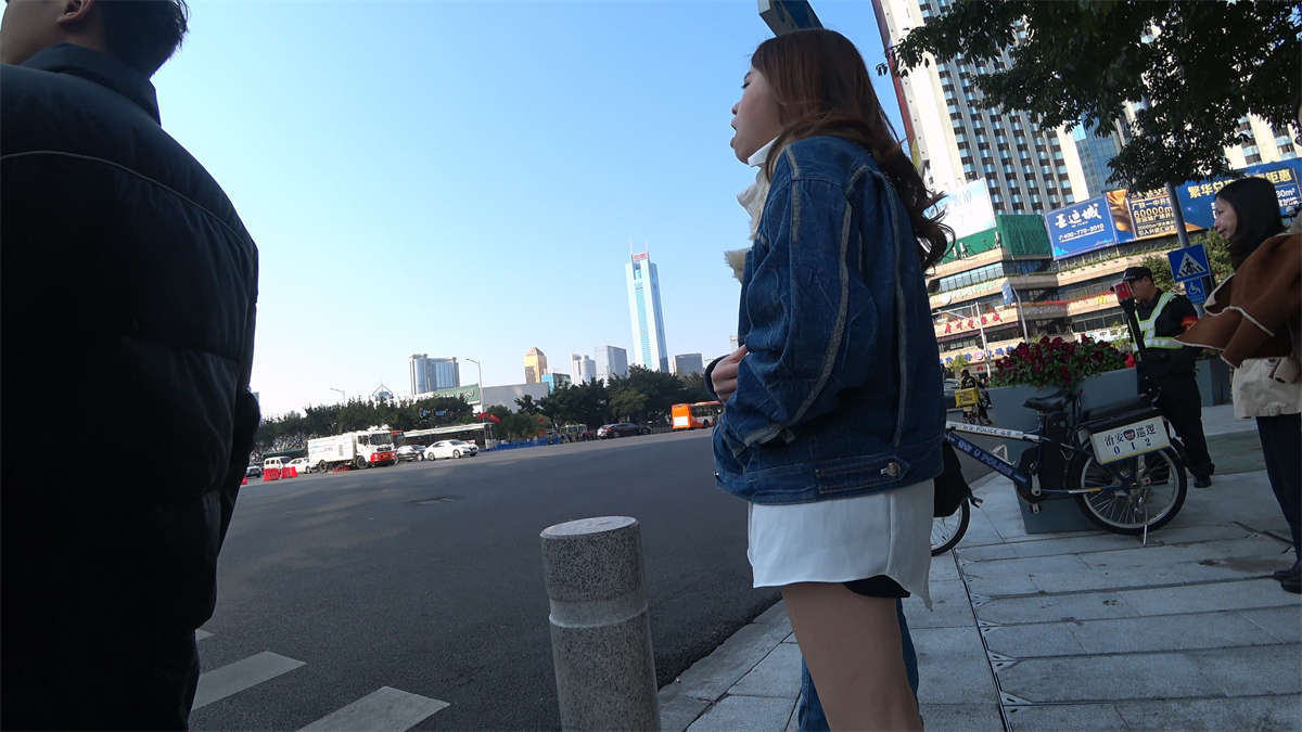 图片[2]-等待过马路的美腿美女-日更街拍