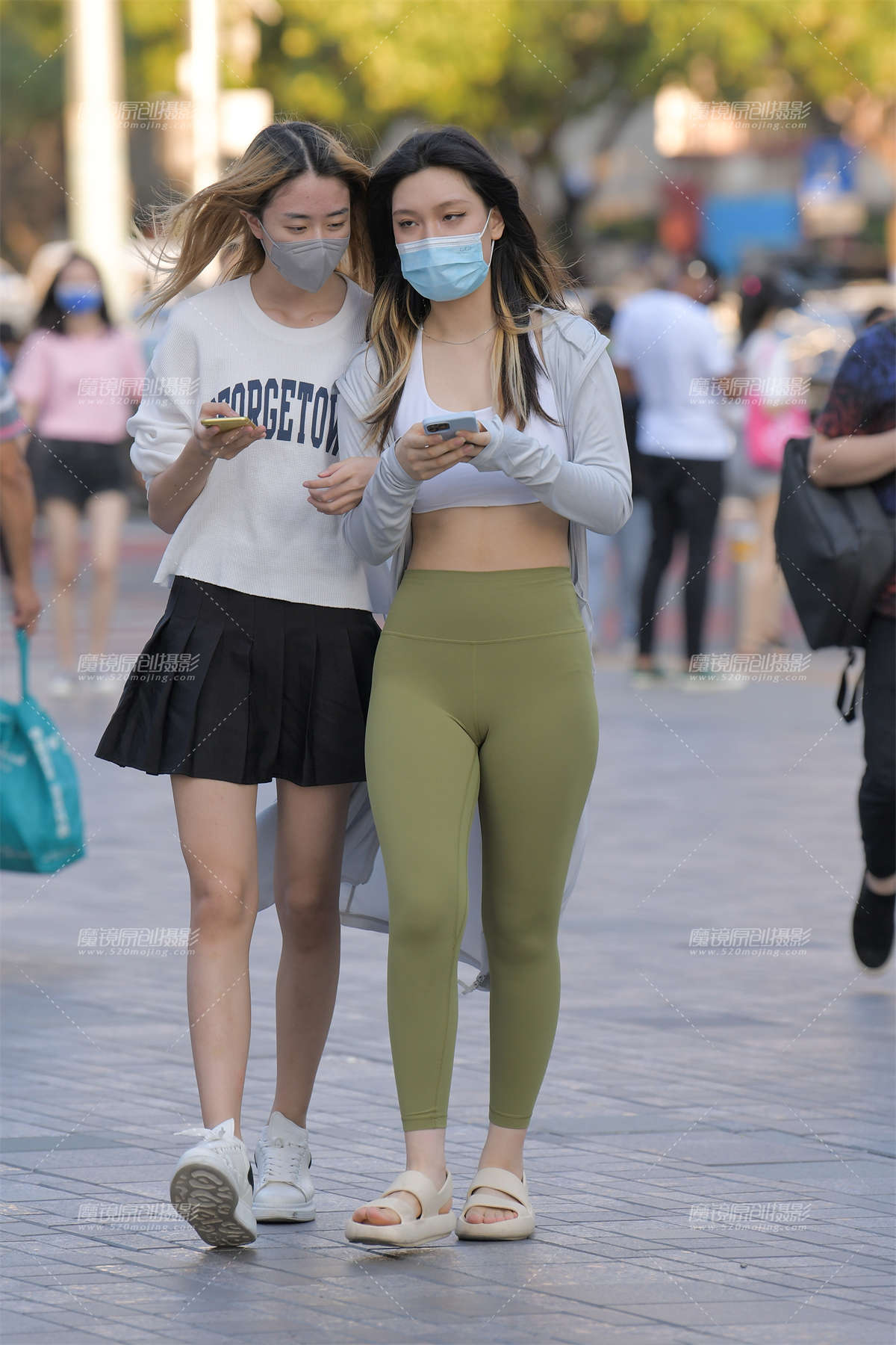 绿色瑜伽裤美女-日更街拍