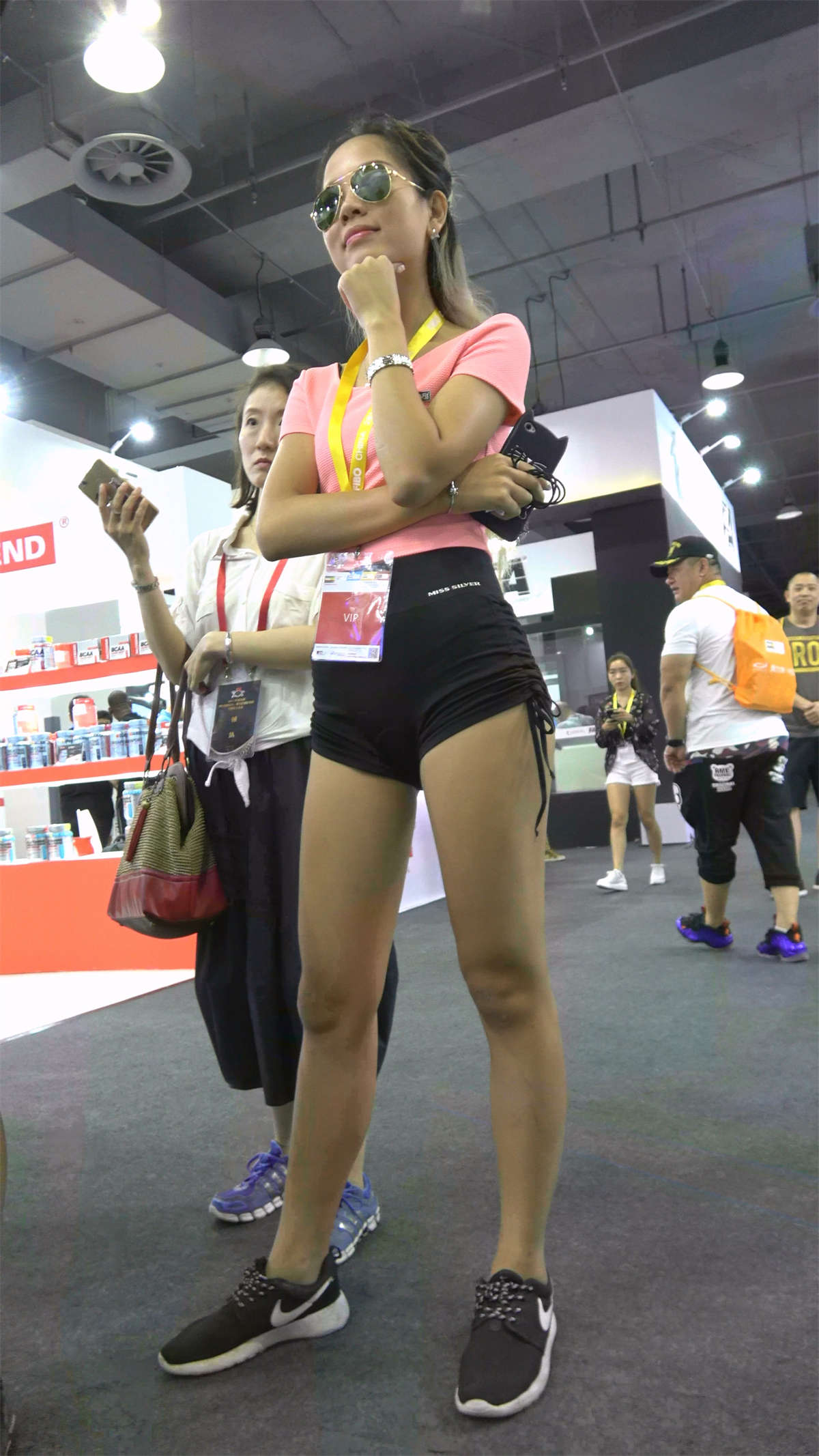 图片[2]-粉T恤紧身热裤翘臀靓模-日更街拍