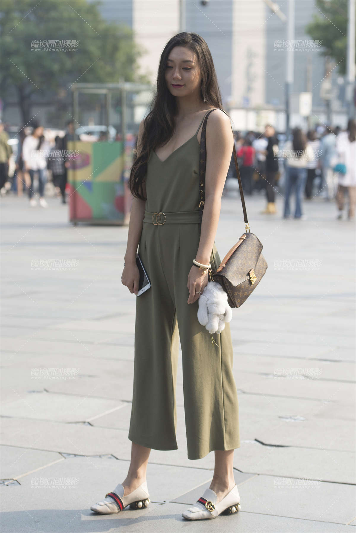 绿色吊带裙美女-日更街拍
