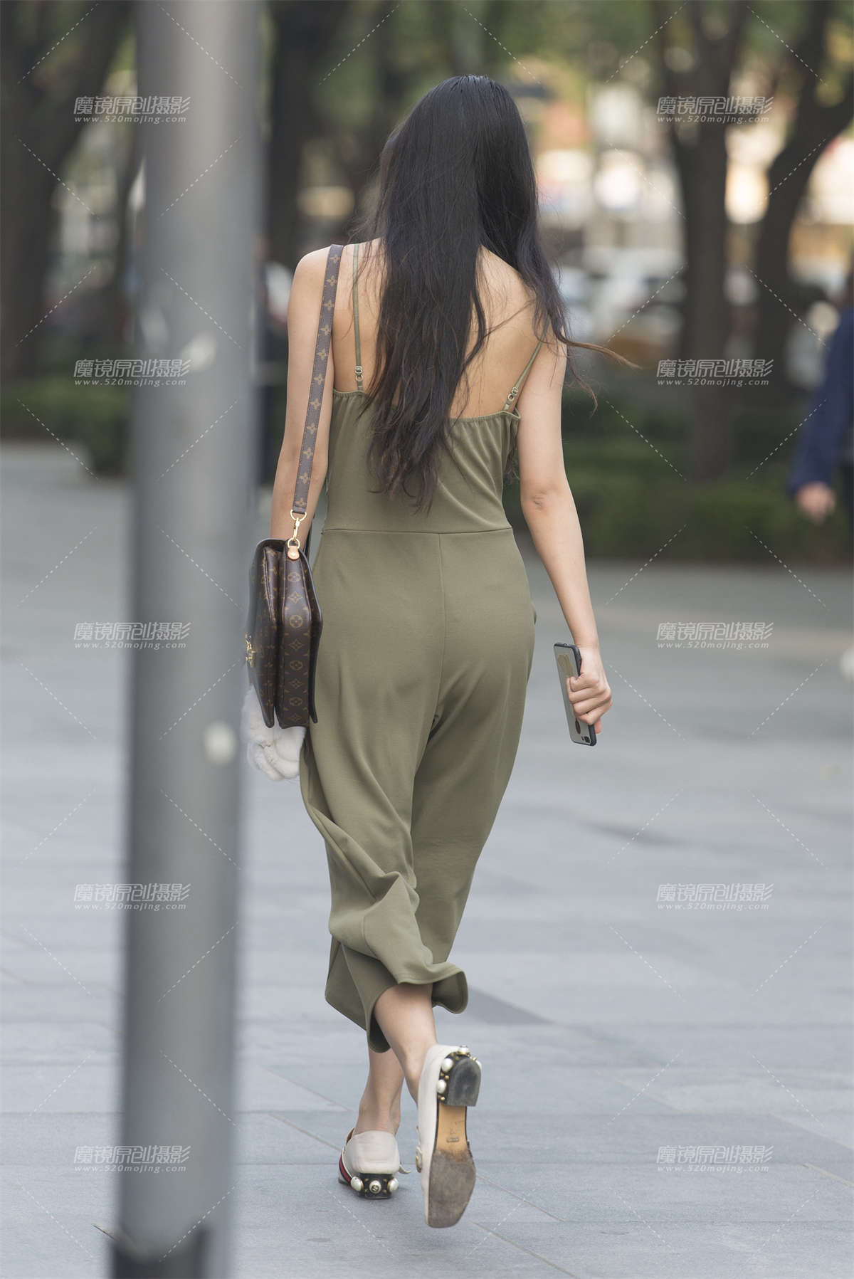 图片[2]-绿色吊带裙美女-日更街拍