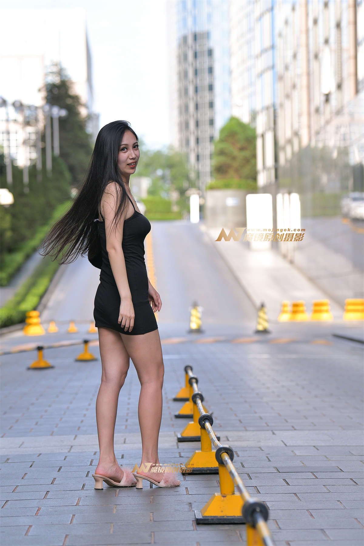 图片[2]-【红石赛帖】s停车场偶遇包臀裙少妇-日更街拍