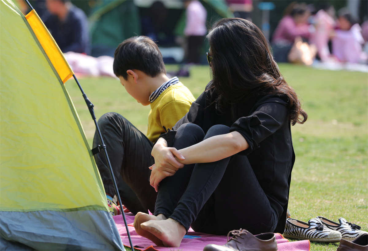 图片[2]-踏青公园街拍系列No.769 气质熟女风韵尤佳，劲足薄丝让人回味无穷-日更街拍