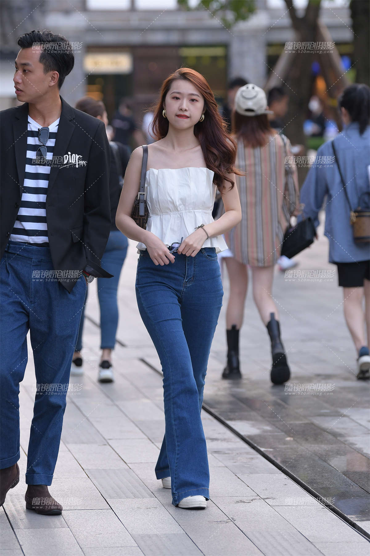 清甜的紧牛美女-日更街拍