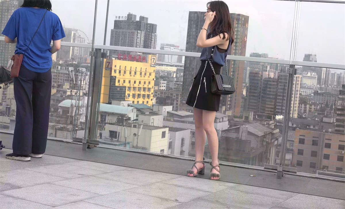 图片[2]-粉嫩的美足短裙MM 1-日更街拍