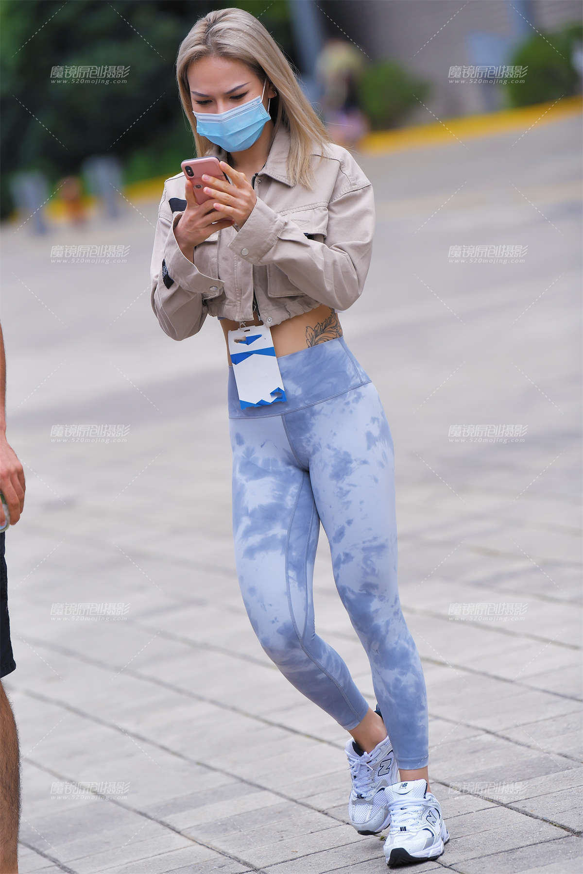 【咔喳赛帖】紧盯着手机-日更街拍