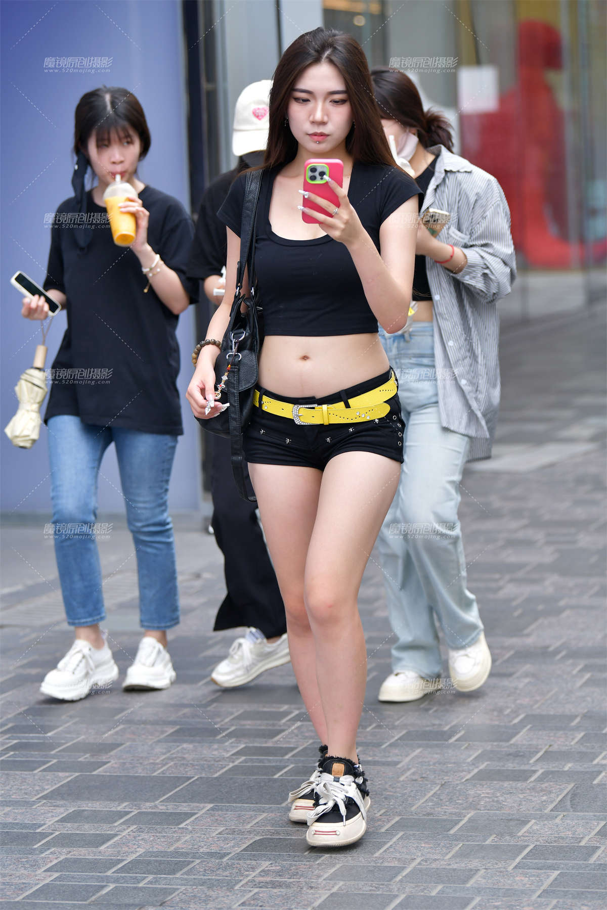 图片[2]-★紧致黑色热裤美女-日更街拍