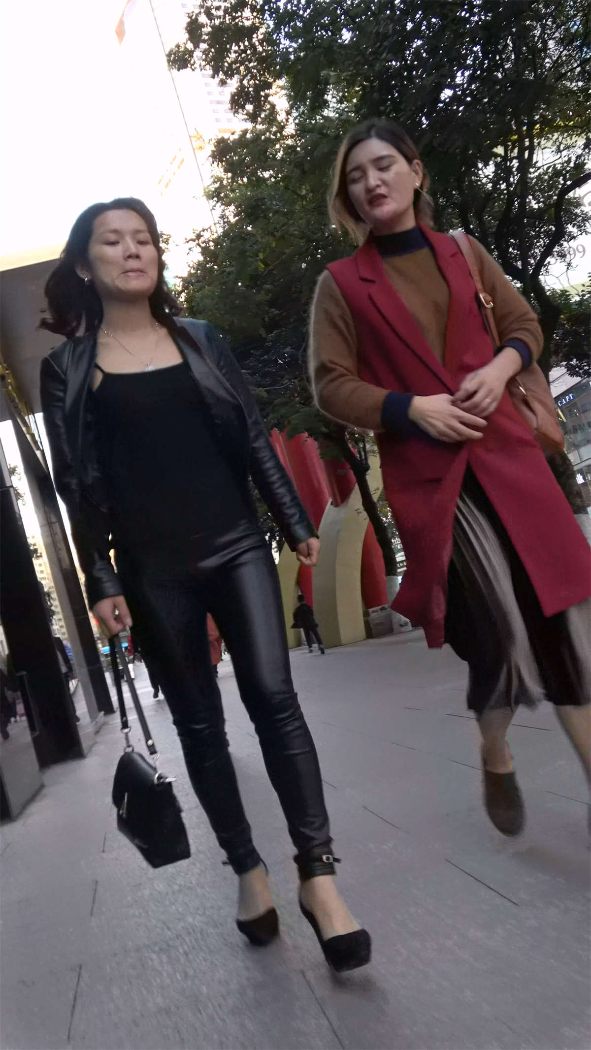 图片[2]-皮衣皮裤性感高跟美女-日更街拍