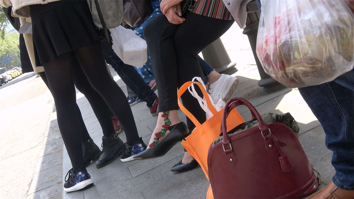 花色丝袜脚插图1