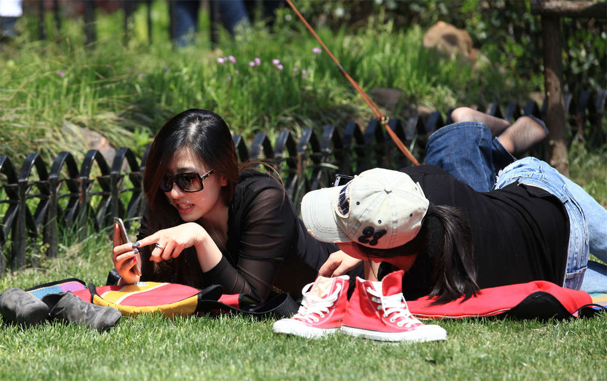 图片[2]-踏青公园街拍系列No.926 存世量稀少的短黑丝品种，必须要由女神来亲自展示 第1套-日更街拍