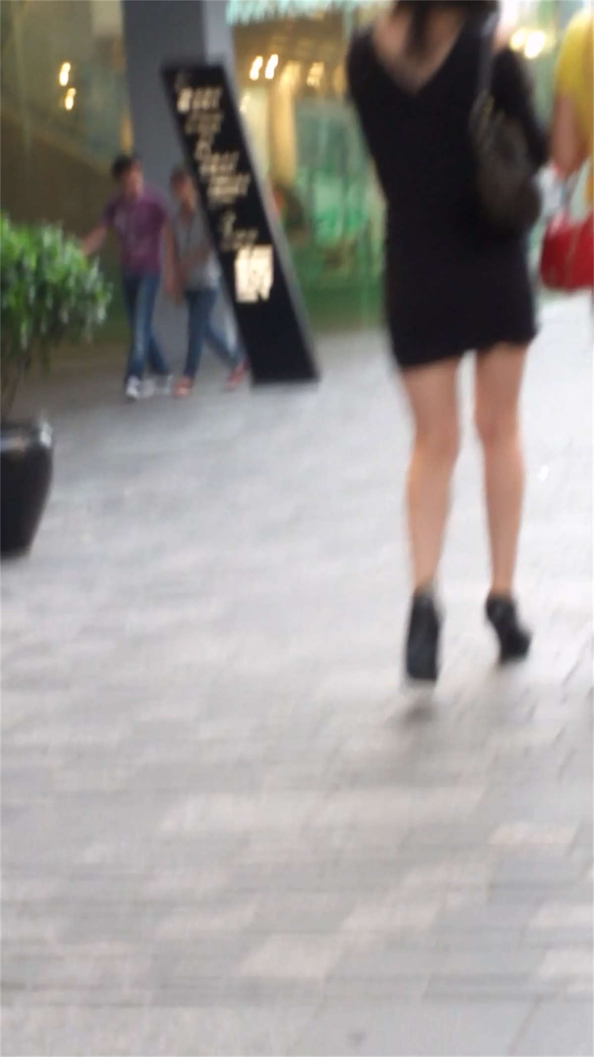 图片[2]-逛街的两个美女极品美腿-日更街拍