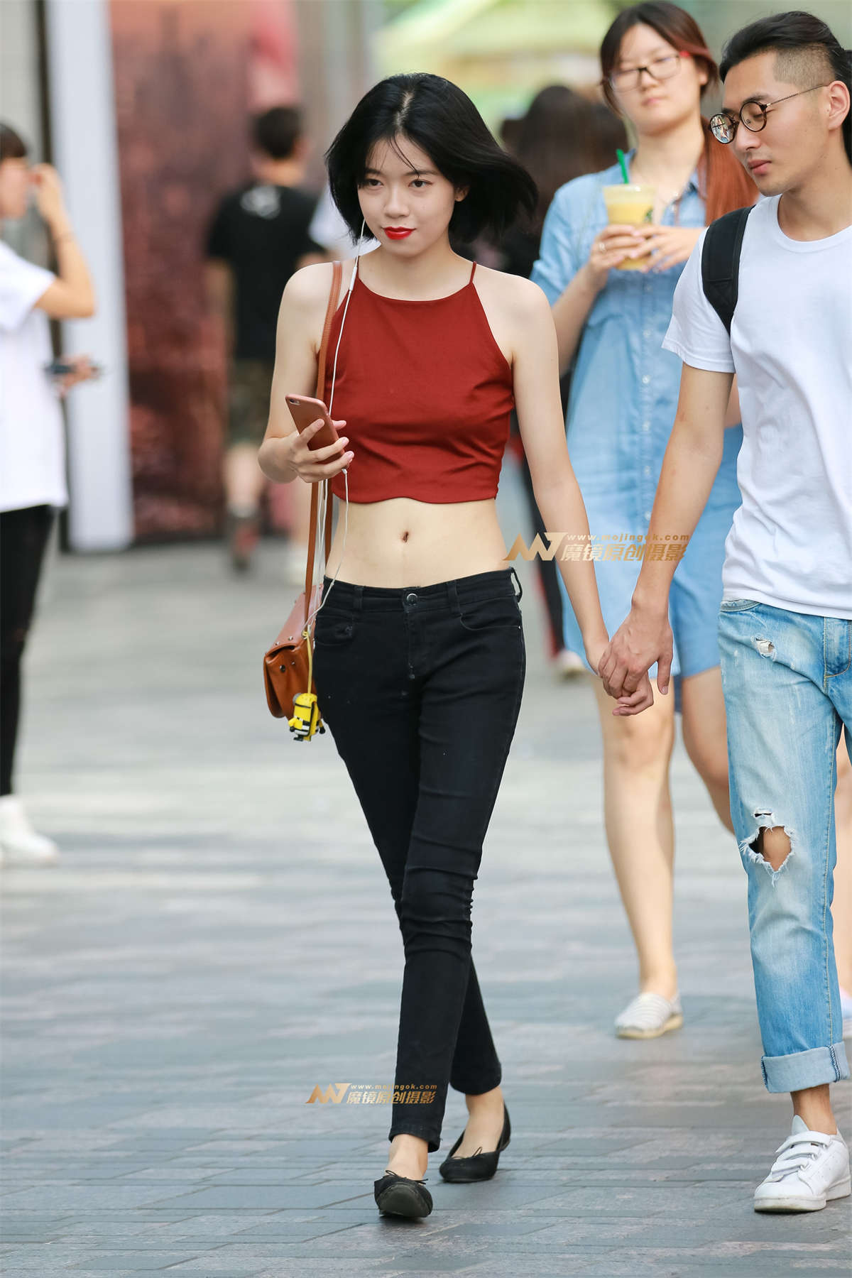 白皙小蛮腰-日更街拍